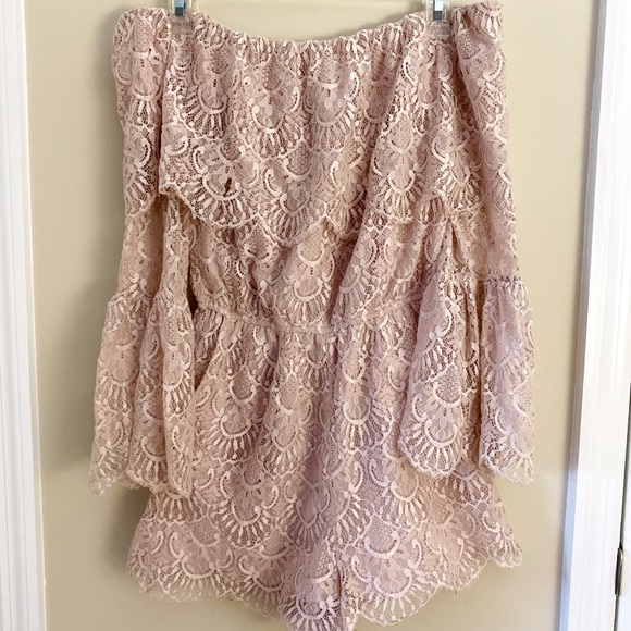 NWT BB Dakota Mauve Lace Off-the-Shoulder Romper - Picture 4 of 7